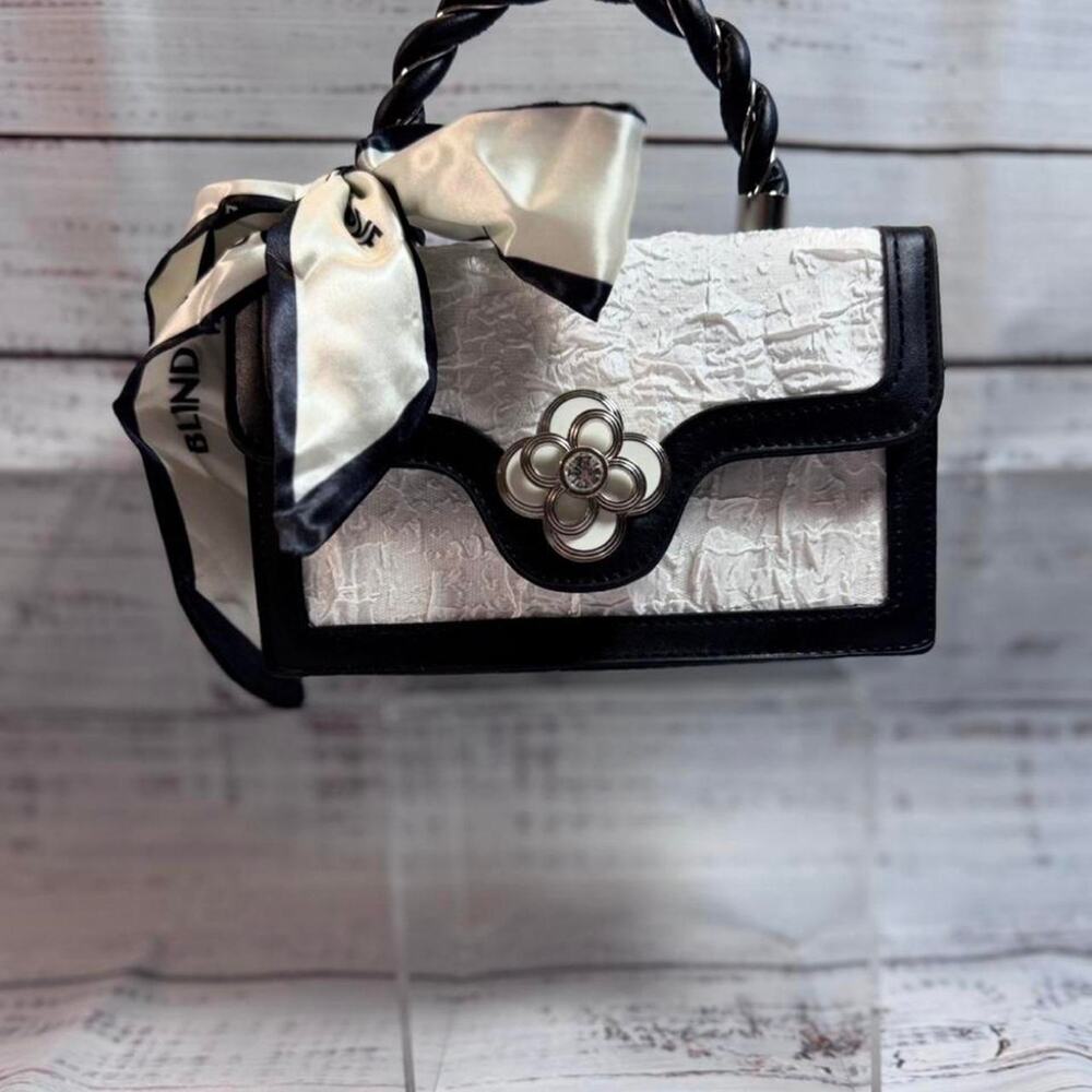 White crinkled texture with black